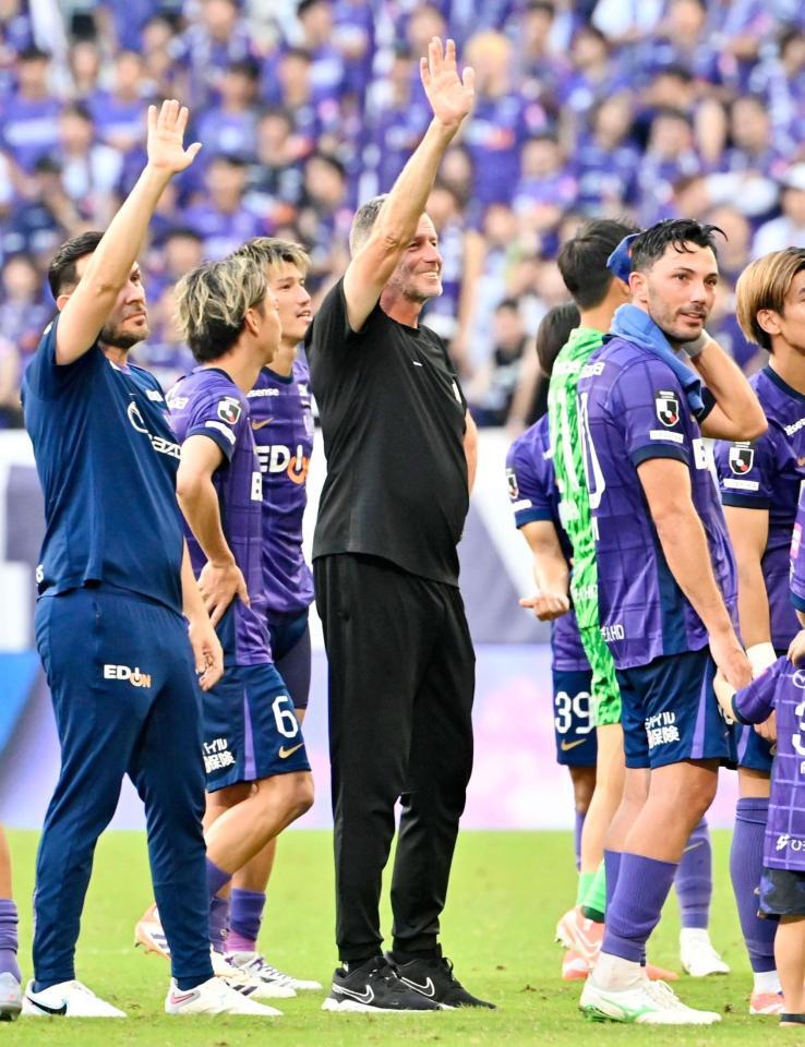 　決勝進出を決め、サポーターに手を振るスキッベ監督（手前中央）ら＝１２日