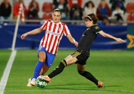 　アトレチコ・マドリード戦にフル出場したマンチェスター・ユナイテッドの宮沢ひなた（右）＝１６日（ロイター＝共同）