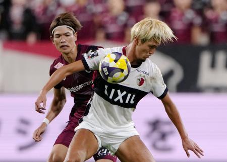 　神戸-鹿島　後半、神戸・扇原（奥）と競り合う鹿島・鈴木＝ノエスタ