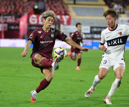 　後半、必死にボールに食らいつく神戸・大迫勇也（撮影・坂部計介）