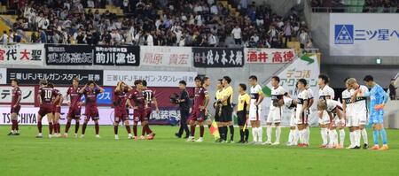 　ドローとなり、ガックリの神戸（左）、鹿島の両イレブン（撮影・坂部計介）