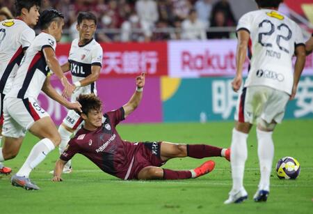 　前半、激しい競り合いで倒される神戸・鍬先祐弥（撮影・坂部計介）