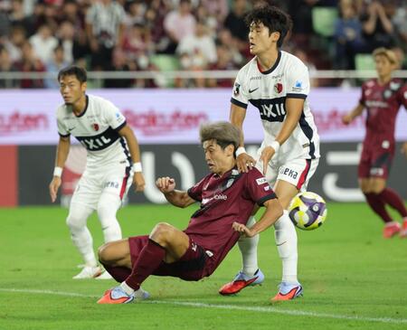 　前半、神戸・大迫勇也はシュートを放つも相手ＧＫに阻まれる（撮影・坂部計介）