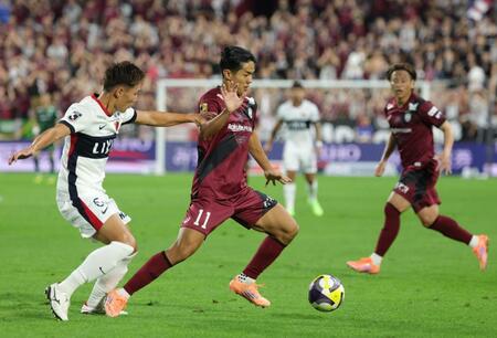 　前半、競り合う神戸・武藤嘉紀（撮影・坂部計介）