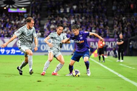 　ＦＣ東京・長友と競る広島・加藤（撮影・畠山賢大）