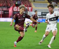 　後半、必死にボールに食らいつく神戸・大迫勇也（撮影・坂部計介）