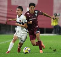 　後半、激しく競り合う神戸・武藤嘉紀（右）と鹿島・松村優太（撮影・坂部計介）