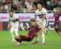 　前半、神戸・大迫勇也はシュートを放つも相手ＧＫに阻まれる（撮影・坂部計介）