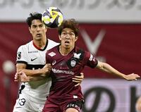 　前半、競り合う神戸・宮代（右）と鹿島・知念