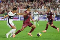 　前半、競り合う神戸・武藤嘉紀（撮影・坂部計介）