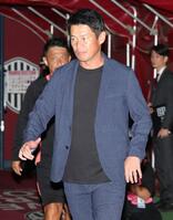 　厳しい表情の神戸・吉田孝行監督（撮影・坂部計介）