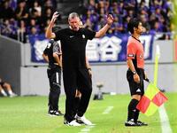 　審判の判定に不満をあらわにするスキッベ監督（撮影・畠山賢大）