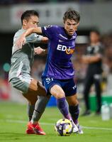 　前半、競り合う広島・加藤（右）とＦＣ東京・長友