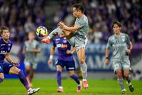 　前半、ボールに飛びつくＦＣ東京・長友