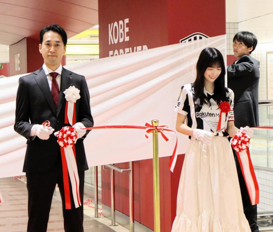 　テープカットをする五百城茉央（右）と神戸・千布勇気社長（撮影・中野裕美子）