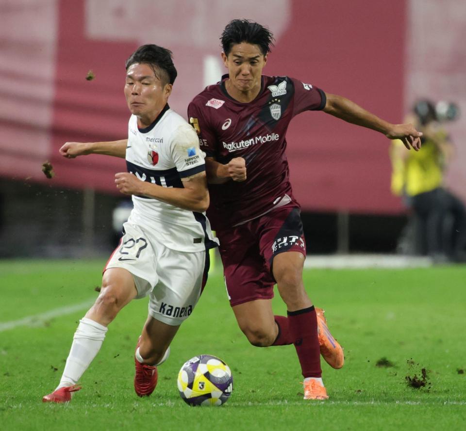 　後半、激しく競り合う神戸・武藤嘉紀（右）と鹿島・松村優太（撮影・坂部計介）