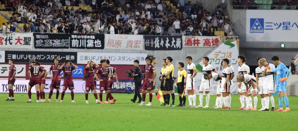 　ドローとなり、ガックリの神戸（左）、鹿島の両イレブン（撮影・坂部計介）