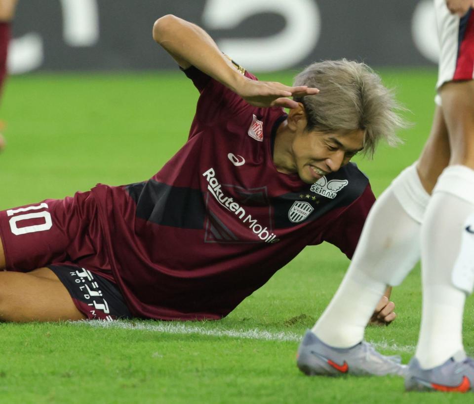 　前半、神戸・大迫勇也はシュートを放つも決まらず悔しがる（撮影・坂部計介）