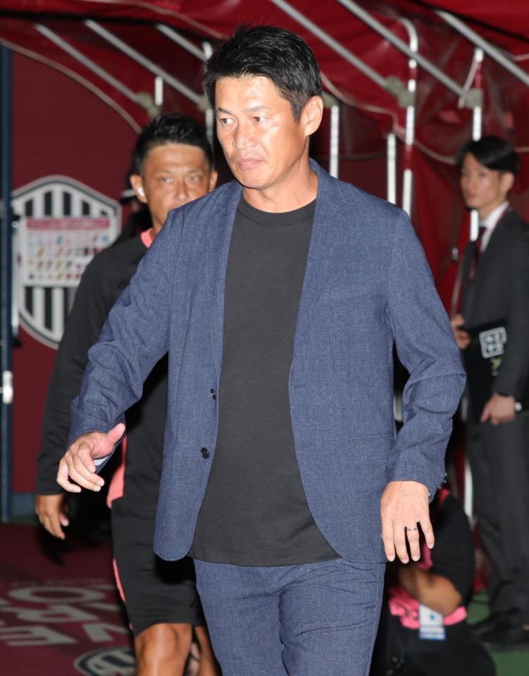 　厳しい表情の神戸・吉田孝行監督（撮影・坂部計介）