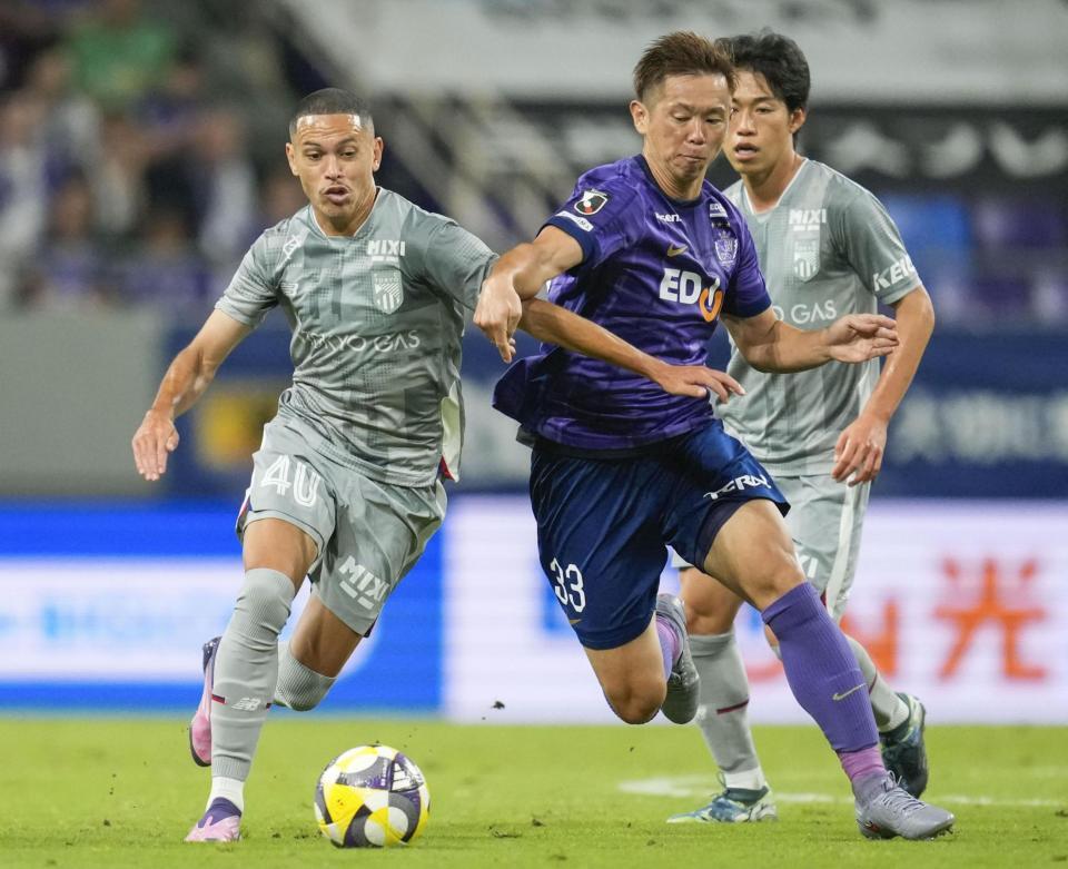 　後半、競り合う広島・塩谷（右）とＦＣ東京・マルコスギリェルメ