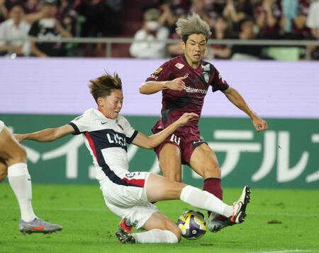 　後半、神戸・大迫（右）はゴール前に迫ったが鹿島・津久井に阻まれる（撮影・坂部計介）