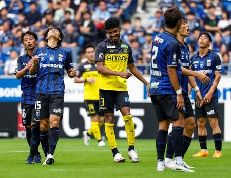 　後半、柏・ジエゴ（中央）にチーム４点目となるゴールを許し、天を仰ぐ岸本（左から２人目）らＧ大阪イレブン