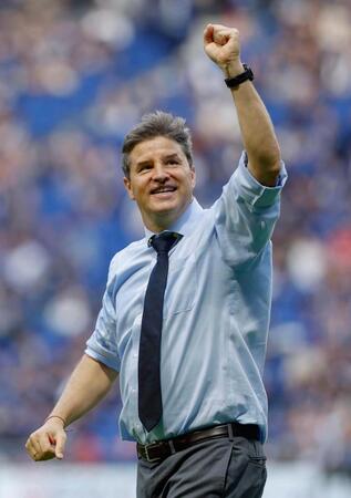 　Ｇ大阪に大勝し、サポーターの声援にガッツポーズで応える柏・ロドリゲス監督