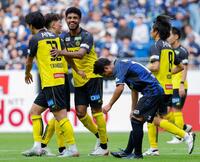 　後半、自身２点目となるチーム４点目のゴールを決め、喜ぶ柏・ジエゴ（左から３人目）