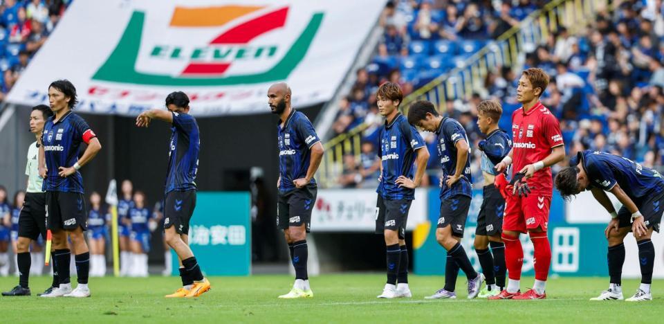 　柏に大敗し、肩を落とすＧ大阪イレブン