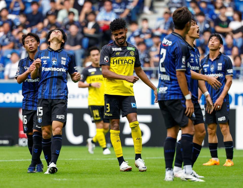　後半、柏・ジエゴ（中央）にチーム４点目となるゴールを許し、天を仰ぐ岸本（左から２人目）らＧ大阪イレブン
