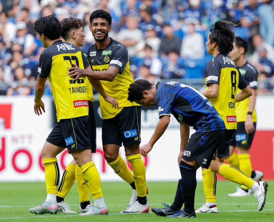 　後半、自身２点目となるチーム４点目のゴールを決め、喜ぶ柏・ジエゴ（左から３人目）