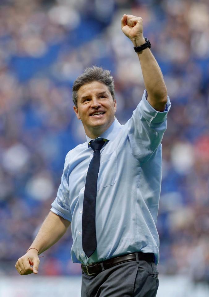 　Ｇ大阪に大勝し、サポーターの声援にガッツポーズで応える柏・ロドリゲス監督