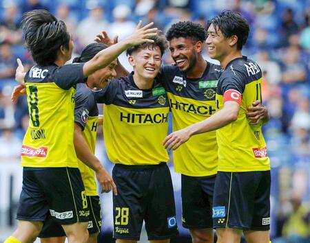 　前半、チーム３点目のゴールを決め、祝福される柏・ジエゴ（右から２人目）