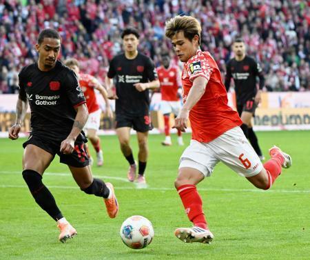 　レーバークーゼン戦で攻め込むマインツの佐野（右）＝マインツ（共同）