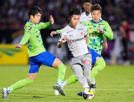 　湘南-京都　後半、パスを出す京都・中野（中央）＝レモンＳ