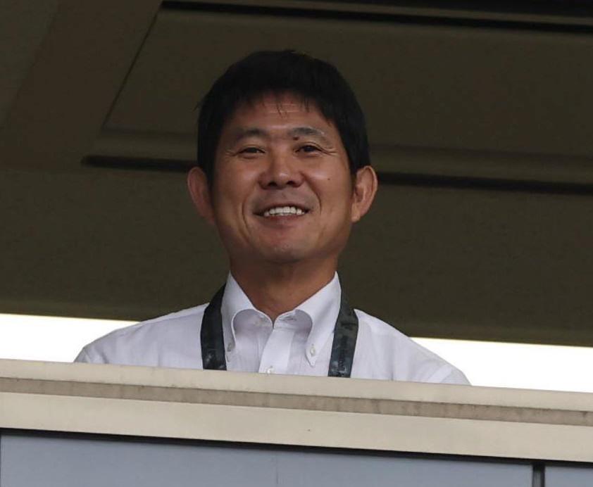 　視察する日本代表・森保監督（撮影・金田祐二）