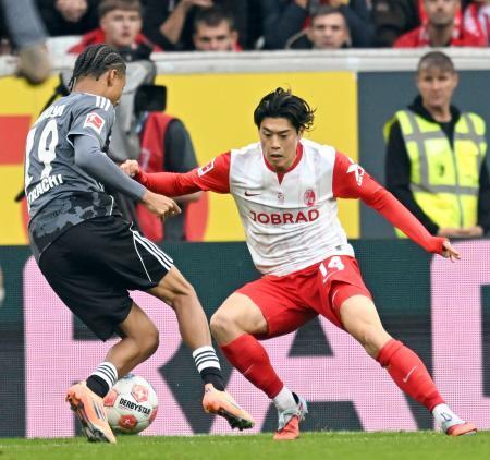 　Ｅフランクフルト戦で競り合うフライブルクの鈴木（右）＝フライブルク（共同）