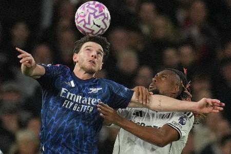 　フラムのイウォビと競り合うアーセナルのライス（左）＝１８日、ロンドン（ＡＰ＝共同）