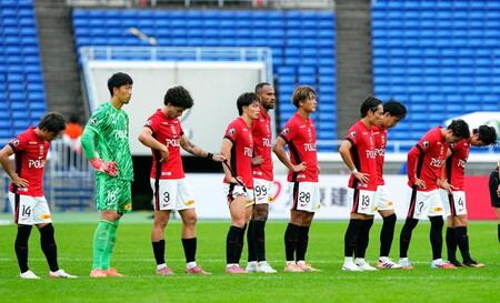 　横浜Ｍに敗れ、肩を落とす浦和イレブン＝１８日