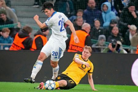 　ドルトムント戦で競り合うコペンハーゲンの鈴木淳（左）＝コペンハーゲン（ＡＰ＝共同）