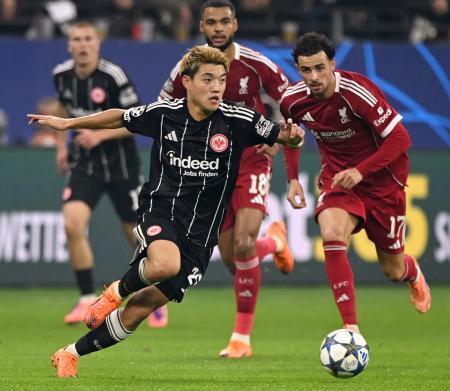 　リバプール戦で攻め込むＥフランクフルトの堂安（左）＝フランクフルト（共同）