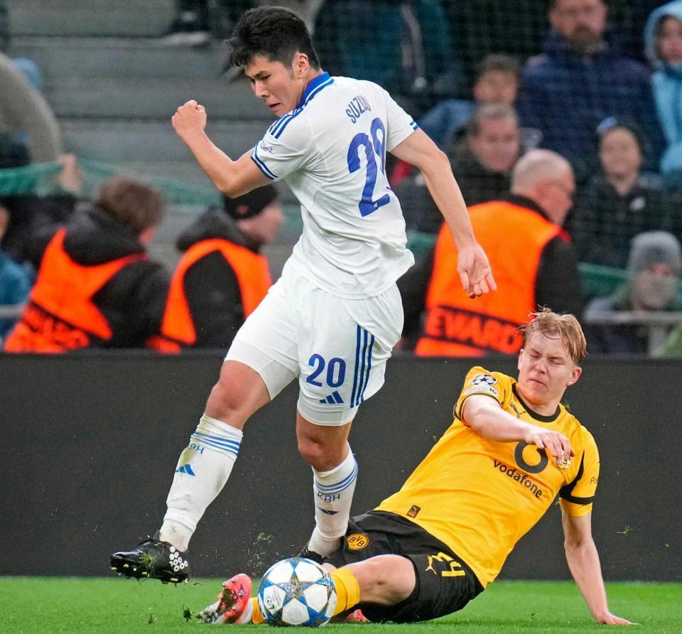 　ドルトムント戦で競り合うコペンハーゲンの鈴木淳（左）（ＡＰ＝共同）