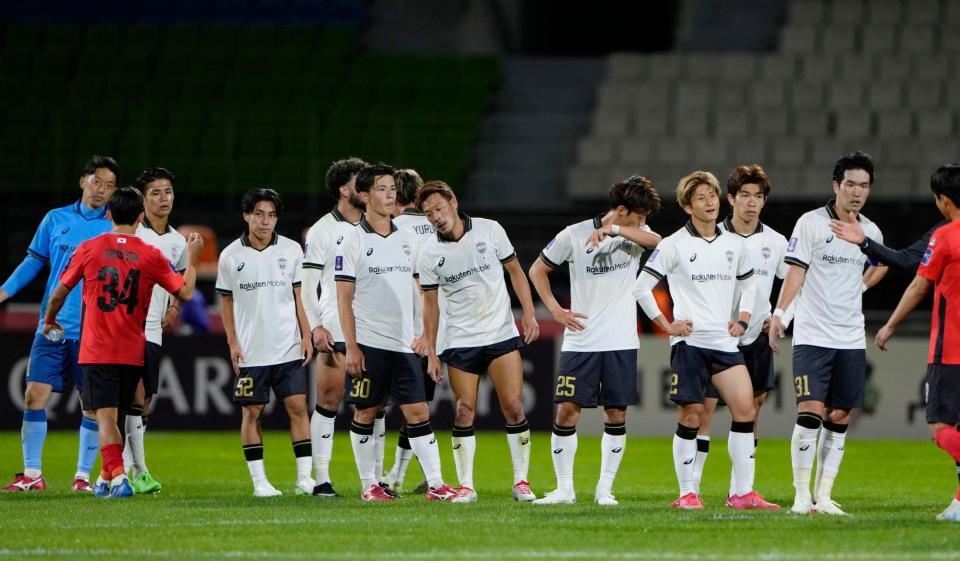 　江原に敗れ、肩を落とす神戸イレブン（共同）