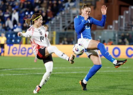 　日本-イタリア　後半、同点ゴールを決める長谷川（左）＝コモ（共同）