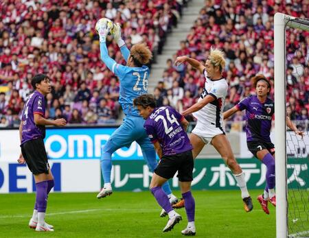 　前半、空中で競り合う京都・ＧＫ太田（左から２人目）と鹿島・鈴木（右から２人目）