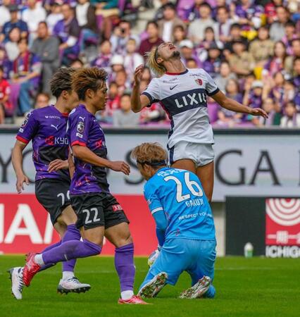 　前半、好機を逃し悔しがる鹿島・鈴木（右端）