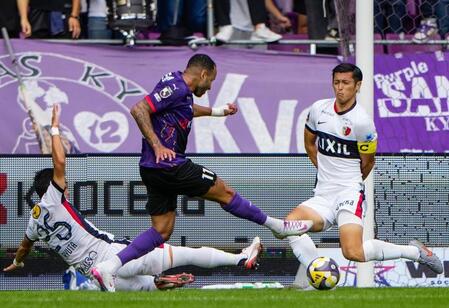 　前半、先制ゴールを決める京都・マルコトゥーリオ（中央）