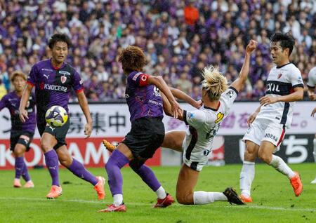 　試合終了間際、同点ゴールを決める鹿島・鈴木（中央右）