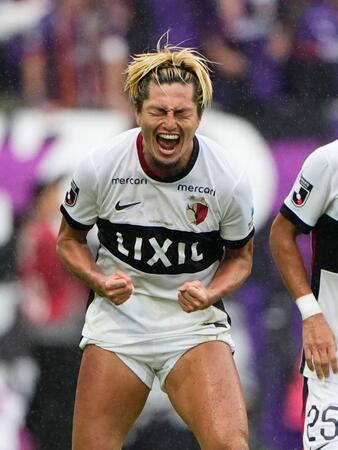 　試合終了間際、同点ゴールを決め、雄たけびを上げる鹿島・鈴木