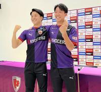 　トップチームでの活躍を誓う京都ＭＦ尹星俊（左）とＦＷ酒井滉生